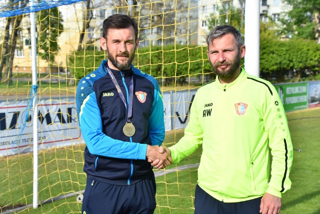 Łukasz Zagdański (z lewej) odbiera gratulacje za triumf w kwietniowym rankingu Piłkarskie Orły od prezesa Lubuszanina Adama Wojcieszaka.