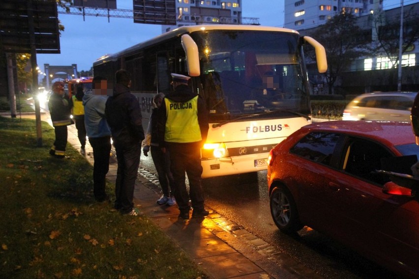 Wrocław: Wypadek autobusu i dwóch aut przed rondem Reagana