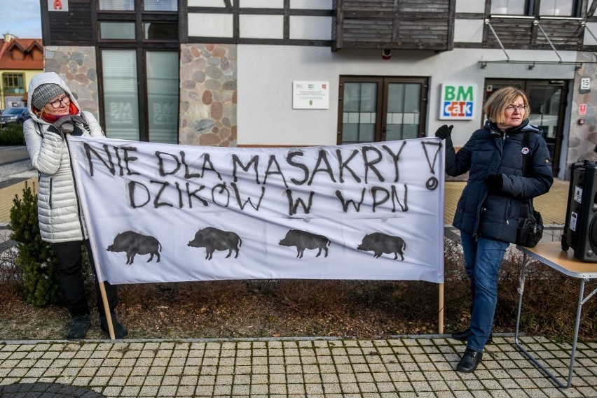 Protest w Puszczykowie przeciw odstrzałowi dzików w WPN