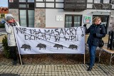 "Nie dla masakry dzików w WPN". Protest w Puszczykowie przeciwko odstrzałowi dzików w Wielkopolskim Parku Narodowym