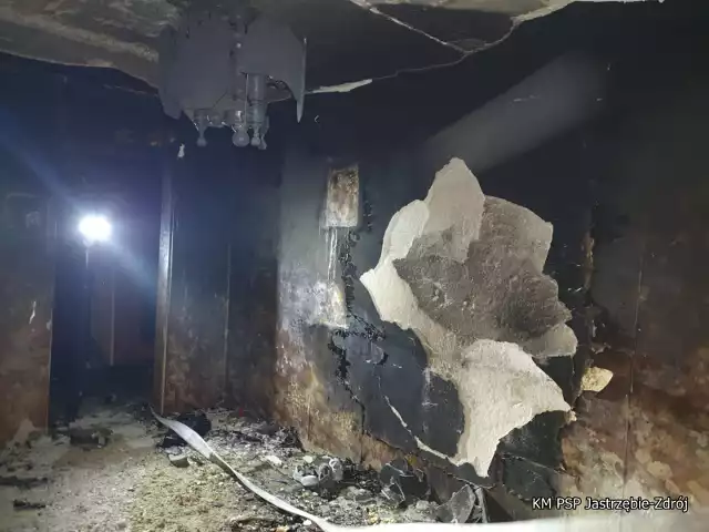 Pożar w Jastrzębiu-Zdroju: w nocy lokatorów wieżowca obudziło wycie syren i dym na klatce schodowej