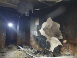 Pożar w Jastrzębiu-Zdroju ZDJĘCIA W nocy lokatorów wieżowca obudziło wycie syren i dym na klatce schodowej. Dwie osoby ranne