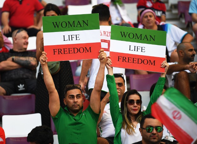 Mundial 2022. Dokładnie 45 334 widzów obejrzało poniedziałkowe widowisko na Khalifa International Stadium. Anglia rozbiła Iran 6:2. Do historii przejdzie nie tylko wynik, ale też sama otoczka spotkania. Prawdziwą odwagą wykazali się Irakijczycy, manifestując solidarność z kobietami, które w kraju walczą o swoje prawa; piłkarze na znak protestu nie odśpiewali hymnu, a kibice na trybunach zaprezentowali flagi z napisami "Woman" i "Freedom".