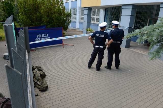 Czy w związku ze śmiercią podejrzanego uda się prokuraturze wyjaśnić przyczyny zabójstwa w Papowie Toruńskim? Na zdjęciu miejsce wczorajszego wypadku przed Komendą Miejską Policji w Toruniu