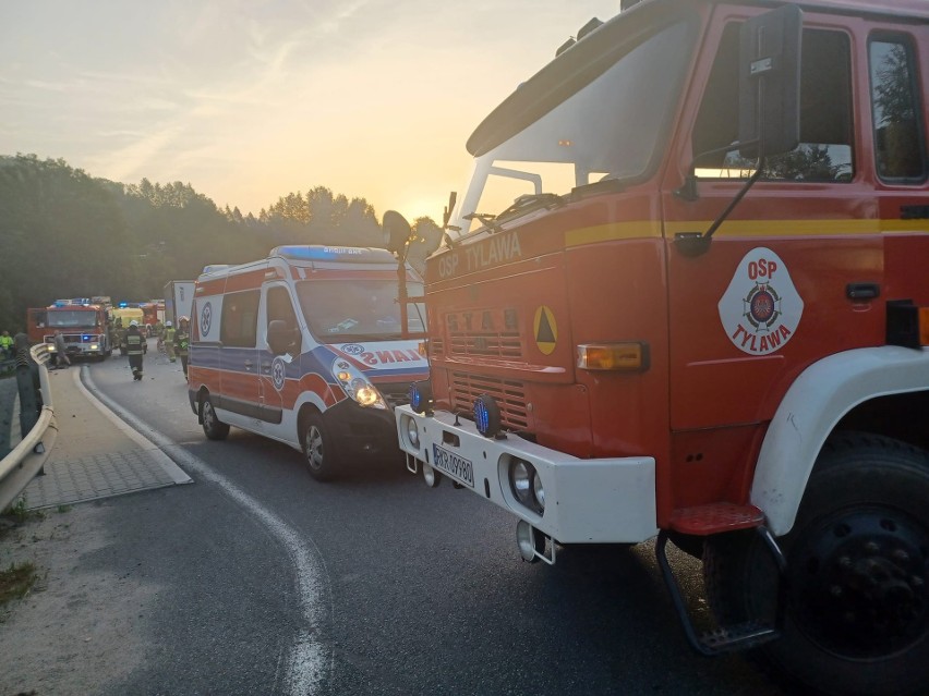 Wypadek w Tylawie na drodze krajowej nr 19. Kierujący busem zderzył się z tirem