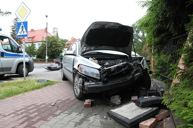W sobotę rano tuż przed godziną 9:00 na skrzyżowaniu ulic Kościuszki i Kopernika w Ustce doszło do kolizji dwóch aut.