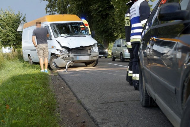 W środę (14 sierpnia) rano doszło do wypadku na drodze ze Słupska do Bierkowa. W zdarzeniu uczestniczył autobus i dwa samochody.Jak udało się nam dowiedzieć, kierowca autobusu jadąc w kierunku Słupska musiał gwałtownie zahamować. W tył autobusu uderzył osobowy volkswagen, z kolei w tył volkswagena wjechał dostawczy sprinter. Jedna osoba została poszkodowana i została odwieziona do słupskiego szpitala. Wszyscy uczestnicy kolizji byli trzeźwi. 