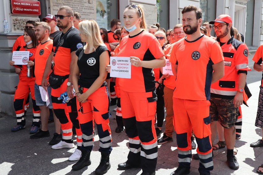 Protest ratowników medycznych w Łodzi. Delegacje ratowników z całego regionu demonstrowały przed urzędem wojewódzkim