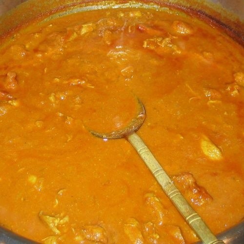 Kurczę curry pławi się w gęstym, pomidorowo-soczewicowym sosie