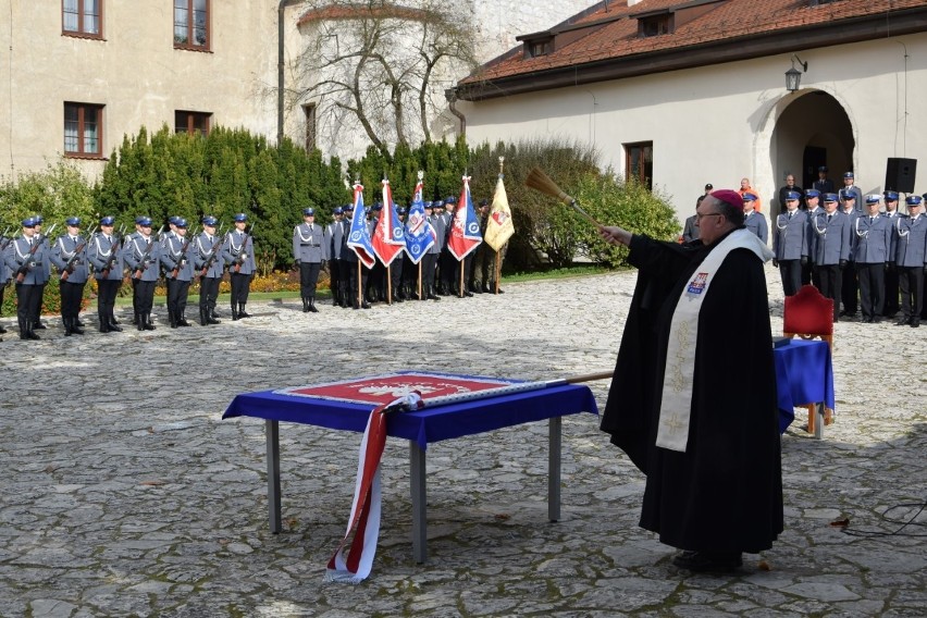 Pieskowa Skała. Komenda Powiatowa Policji w Krakowie otrzymała sztandar ufundowany przez powiat krakowski