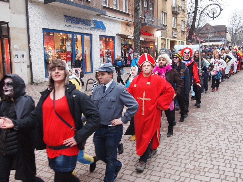 Zakopane. Maturzyści zatańczyli poloneza na Krupówkach [ZDJĘCIA,WIDEO]