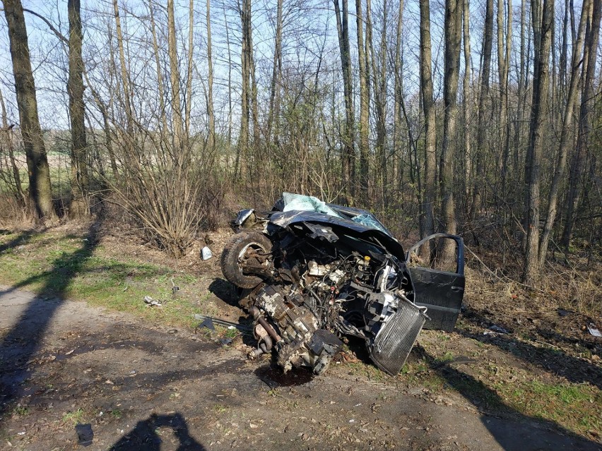 Na miejscu strażacy zostali zniszczonego forda fiesta. W...