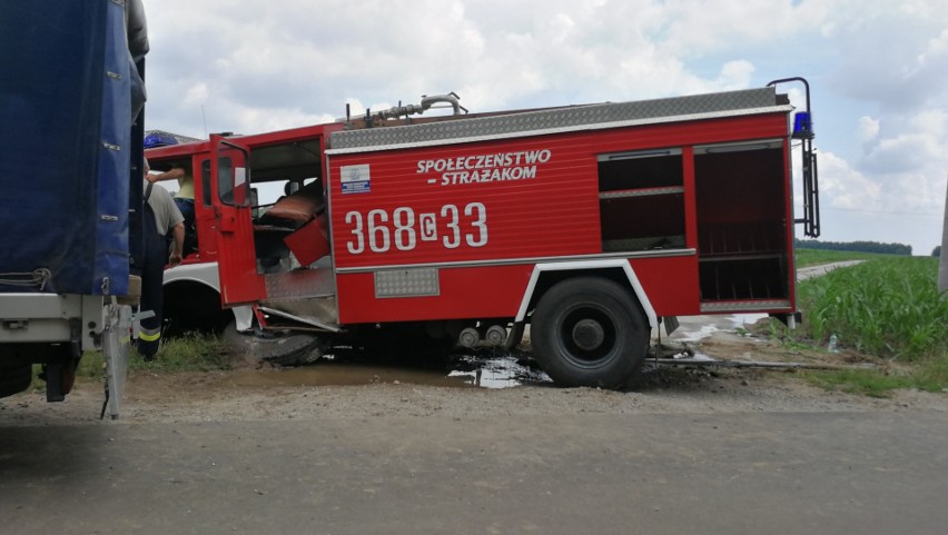 Wóz straży pożarnej jadący na sygnałach wjechał w pole pod Włocławkiem [zdjęcia]