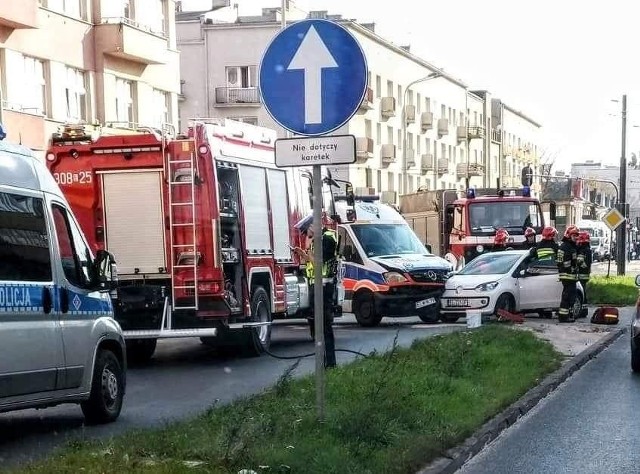 Do wypadku doprowadziła 22-letnia kobieta kierująca karetką, która nie ustąpiła pierwszeństwa volkswagenowi. Lekkich obrażeń doznała 45-letnia kierująca volkswagenem, pogotowie udzieliło jej pomocy na miejscu. 