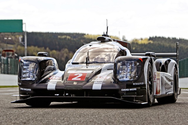 Porsche 919 HybridBenzynowy silnik V4 z bezpośrednim wtryskiem paliwa i turbodoładowaniem jest zamontowany centralnie. Akumulatory umieszczone pośrodku samochodu magazynują energię potrzebną do zasilania jednostki elektrycznej na przedniej osi.Fot. Porsche