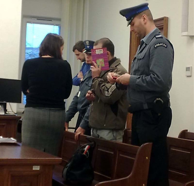 Morderstwo żony: 27 ciosów nożem za zdradę. Prokurator zażądał dożywocia