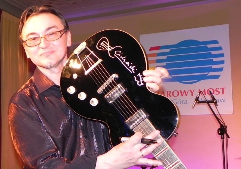 Leszek Cichoński z podpisaną przez siebie gitarą Hofnera