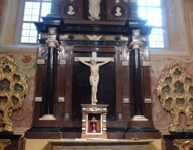 Ołtarz w Kaplicy Oleśnickich z nowym tabernakulum z relikwiami drzewa Krzyża Świętego.