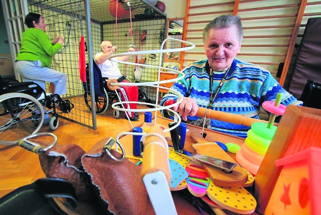 Seniorzy często naciągani są na zakup różnego rodzaju sprzętu rehabilitacyjnego, który ma pomóc im w leczeniu schorzeń.