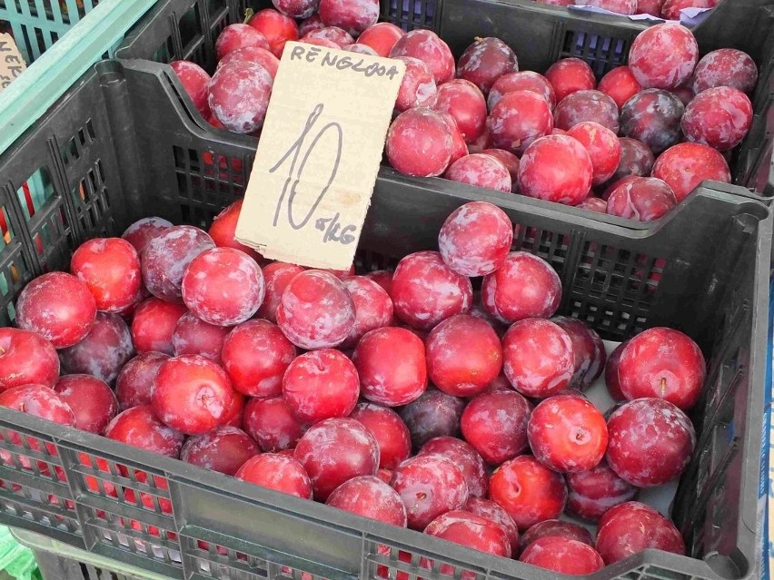 Sobota 20 sierpnia na targowisku w Starachowicach. Jakie ceny owoców i warzyw? Taniej niż w marketach. Zobacz zdjęcia 
