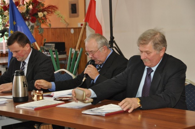 Walenty Gałuszewski (w środku) po raz drugi został przewodniczącym rady gminy Bielsk Podlaski