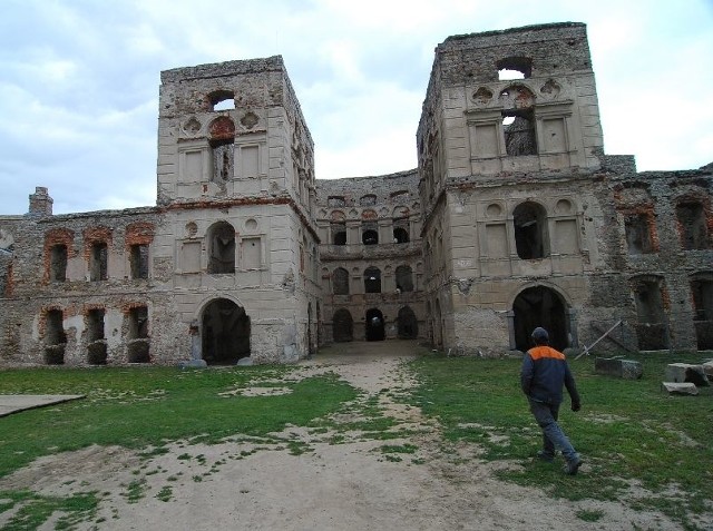 Tak wygląda dziedziniec w ruinach zamku Krzyżtopór w Ujeździe. Przed nagraniem programu plac trzeba uprzątnąć.