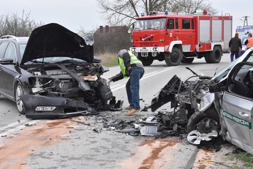 Groźny wypadek w Piekoszowie. Są ranni. Droga do Rykoszyna zablokowana