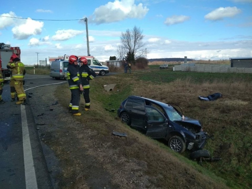 Wypadek w Strzegomiu. Zderzenie osobowego golfa z ciężarówką na krajowej piątce. Droga była całkowicie zablokowana