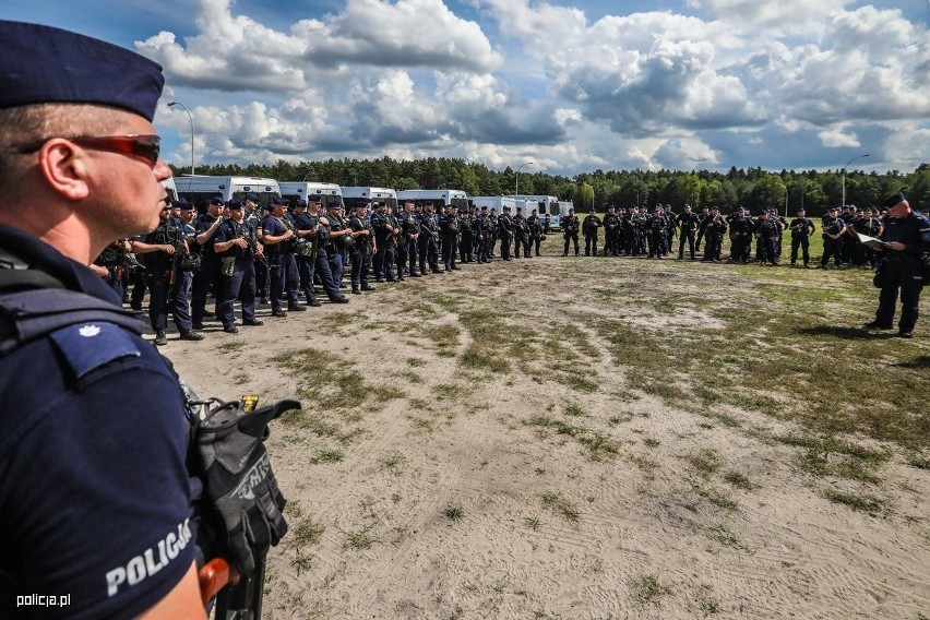 Prawie pół tysiąca policjantów ćwiczyło na poligonie w Nowej Dębie [ZDJĘCIA]
