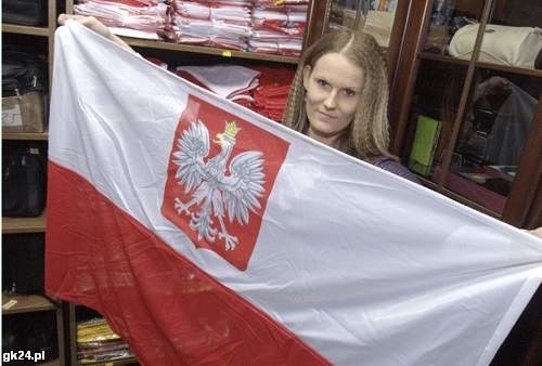 Kamila Dmitrzak ze sklepu Orkan w Koszalinie z flagą o wymiarach 70 X 120 cm, czyli w proporcjach przewidzianych ustawą.
