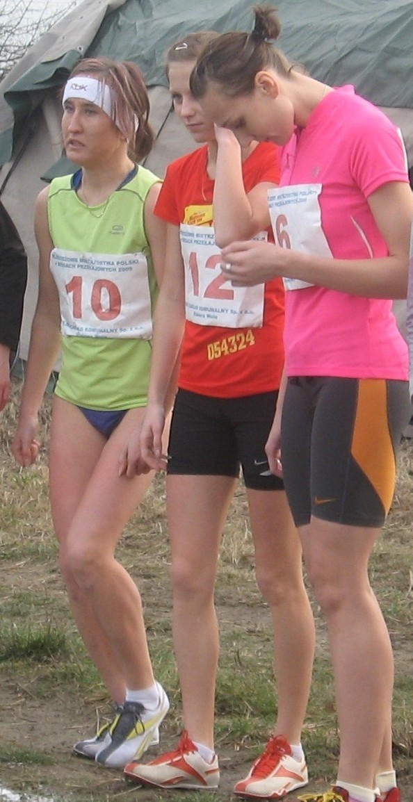 Danuta Urbanik (w środku) z powodu kontuzji nie ukończyła biegu w Młodzieżowych Mistrzostwach Polski w biegach przełajowych w Stalowej Woli.