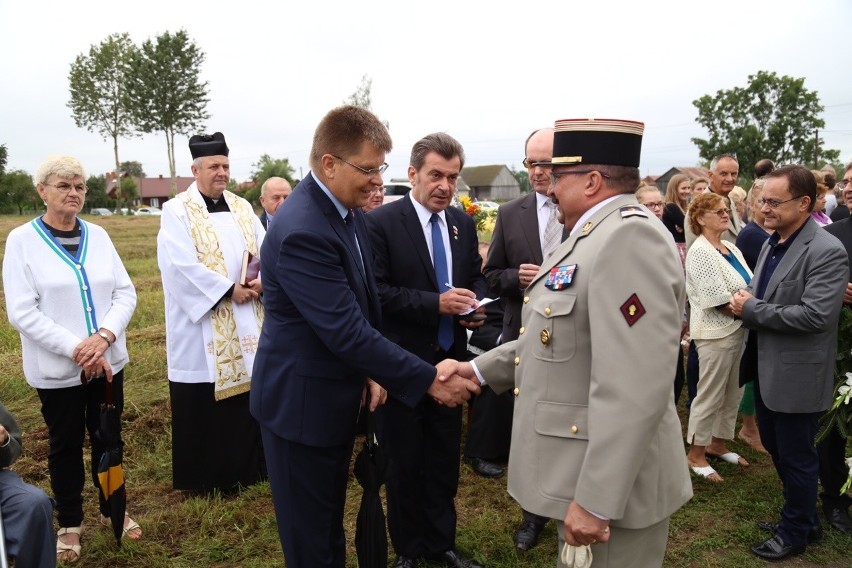 Odsłonięcie w Pobikrach pomnika żołnierzy armii...