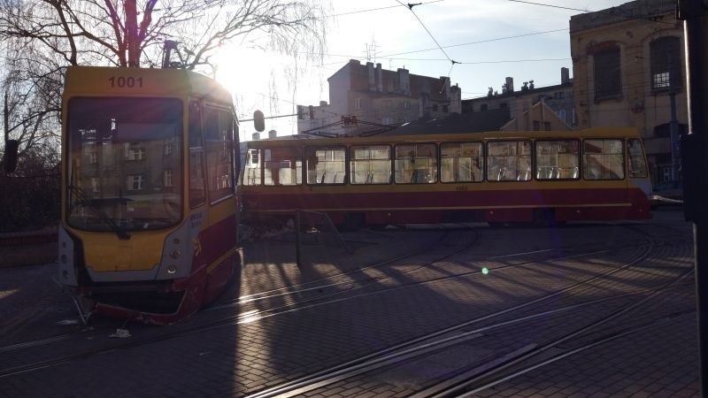 Wypadek na ul. Przybyszewskiego. Oderwał się wagon tramwaju! RANNI! [zdjęcia]