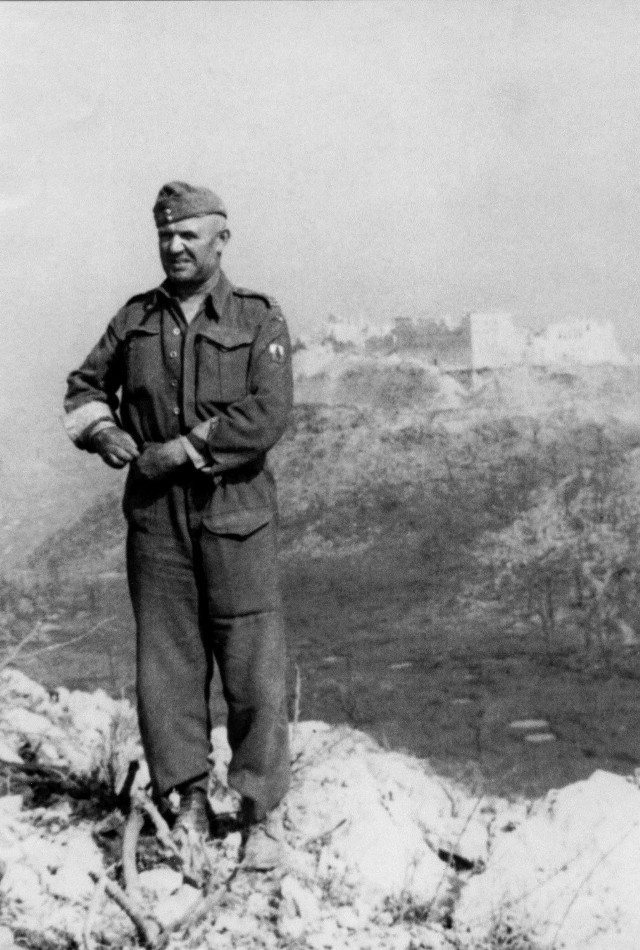 Ppłk Karol Piłat na tle ruin klasztoru na Monte Cassino - 19 maja 1944 roku