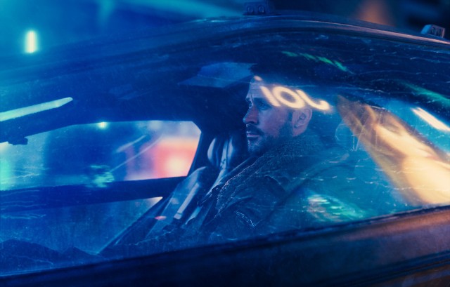 Ryan Gosling jako oficer policji K solidnie niesie na barkach ciężar całej akcji. A trochę musi się nanosić - film trwa 165 minut
