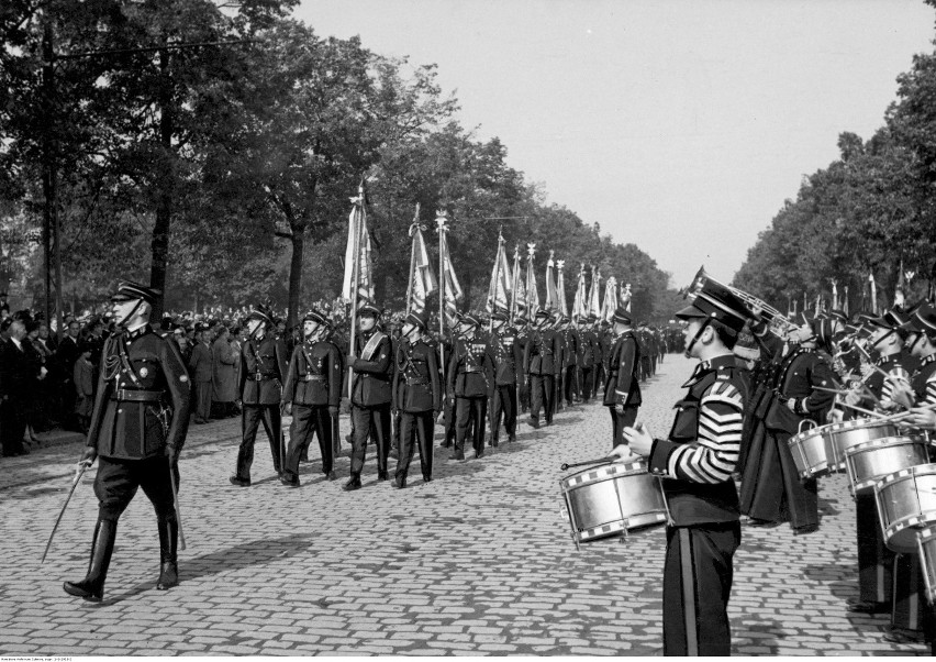 Defilada kolejarzy 26 września 1937 roku. Jej uczestnicy...