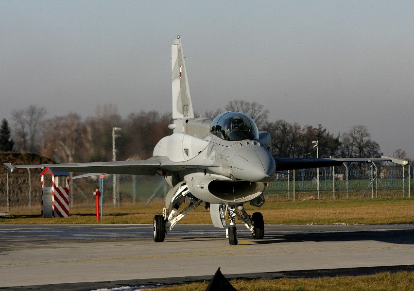 F-16 nad Radzionkowem. F-16 przelecą w piątek 400 metrów nad Śląskiem [NOWE ZDJĘCIA F-16]