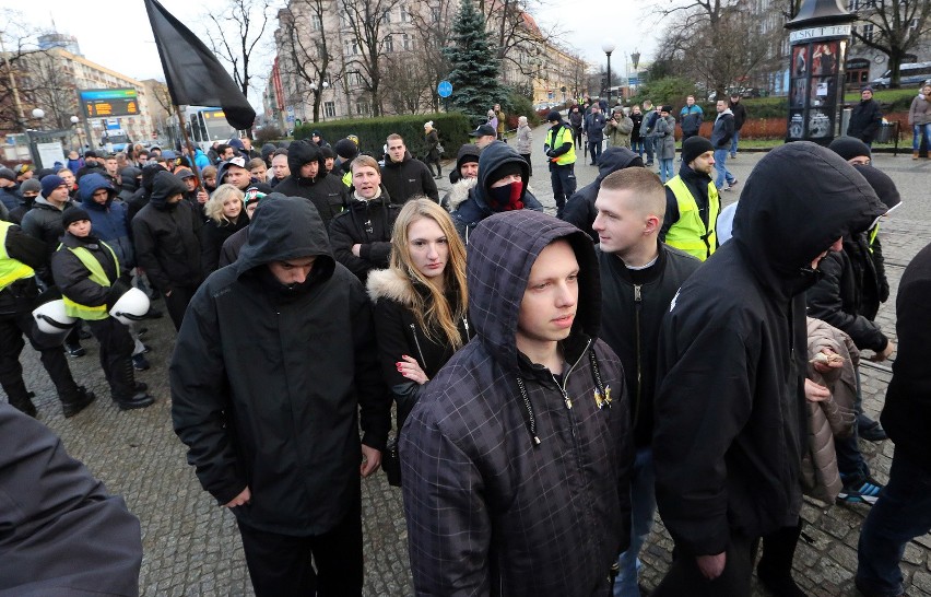 Pokojowa manifestacja obrzucona petardami. Doszło do starć z policją