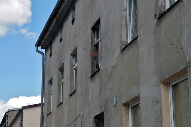 Pijany mężczyzna wypadł przez okno budynku przy ulicy Długosza