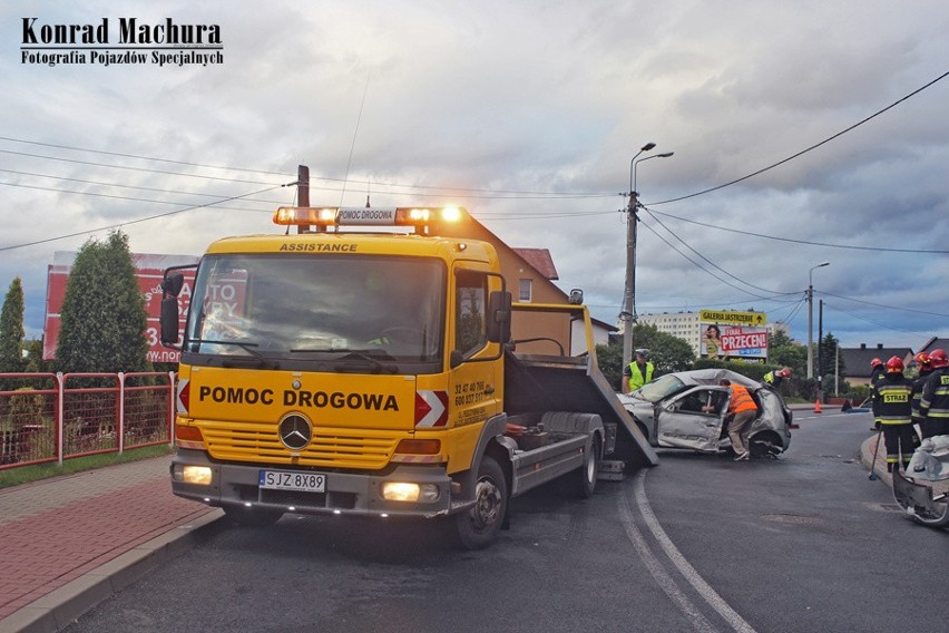 Groźny wypadek w Jastrzębiu: Osobówka zderzyła się z...