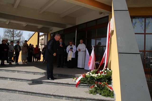 Tablica została wmurowana w ściany kościoła w Rzucowie.