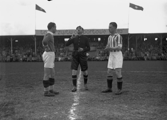 1 maja 1938 r., derby Wisła - Cracovia. Kapitanowie drużyn...