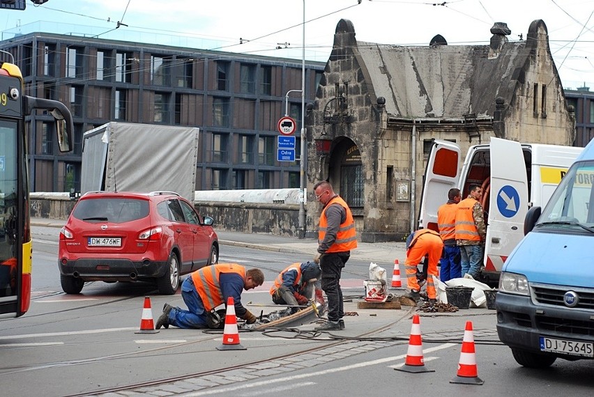 Tramwaje wypadają z mostu Pomorskiego. Kiedy tam wrócą?