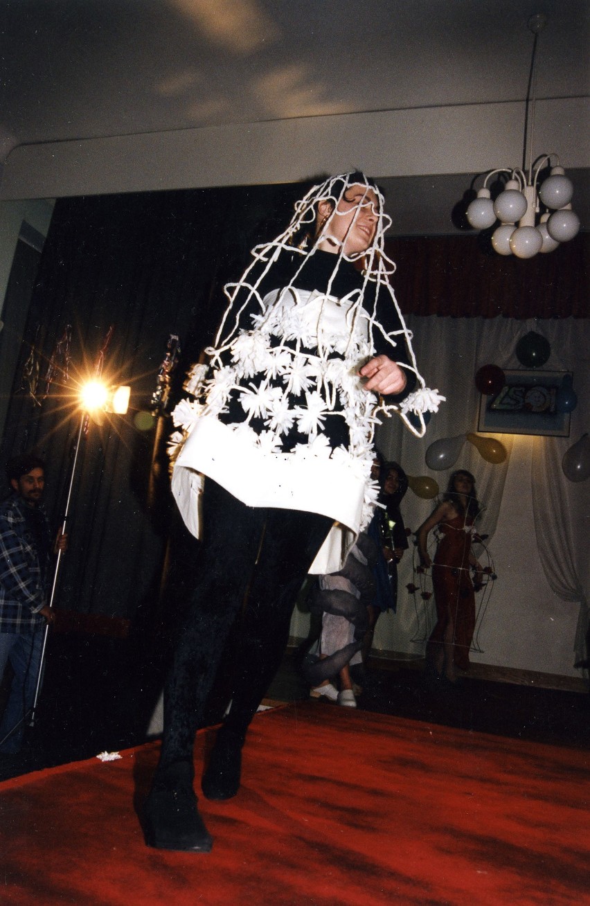 Dziwaczna moda lat 90. Zobaczcie, czym zaskakiwali kreatorzy! [GALERIA]