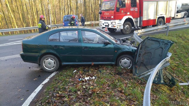 19-letni kierowca vw caddy, jadący DK 45 od Krapkowic w stronę Opola, skręcając w lewo wymusił pierwszeństwo przejazdu na 54-letniej kobiecie jadącej skodą octavią.