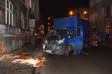 Wypadek na ul. Próchnika. Auto uderzyło w kamienicę (wideo)