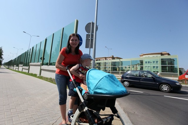 Wioleta Jurgiel mówi, że przechodząc tu przez jezdnię trzeba bardzo uważać. Po drugiej stronie ulicy ustawiono już lustra.