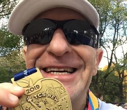 Wiceprezydent Ostrowca Piotr Dasios świetnie pobiegł na słynnym maratonie w Nowym Jorku. Czas poniżej 3 godzin i "życiówka" [ZDJĘCIA]