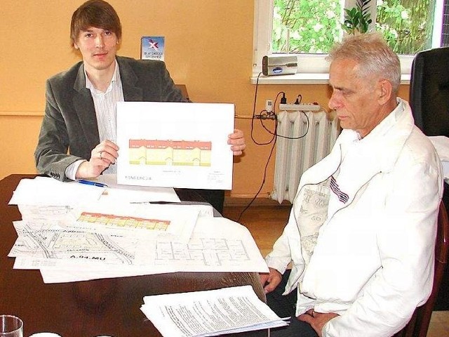 Koncepcję osiedla przygotował Leszek Tarczykowski (z prawej), z firmy Miastoprojekt. Prace zlecił wójt Marcin Skonieczka