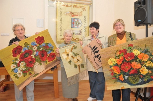 Halina Dem (z lewej), Barbara Kuberka, Krystyna Jedrzejewska i Krystyna Barańska prezentują gobeliny, które znalazły się na wystawie w Sali Tysiąclecia Urzędu Miasta